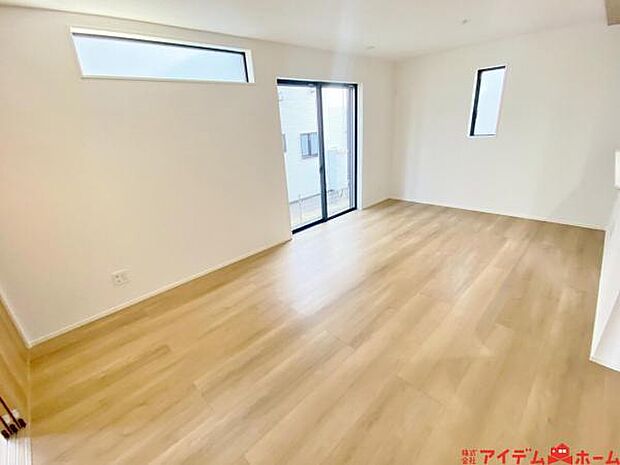 南側から明るい日差しをたっぷり取り込めるリビングです♪