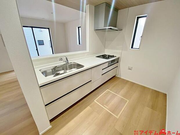 料理をしながら会話が楽しめる対面キッチンリビングで遊ぶお子様の様子も見えるので安心です♪