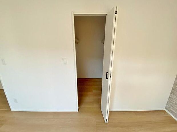 季節物もまるごと収納できる、衣替えいらずの嬉しい大型収納