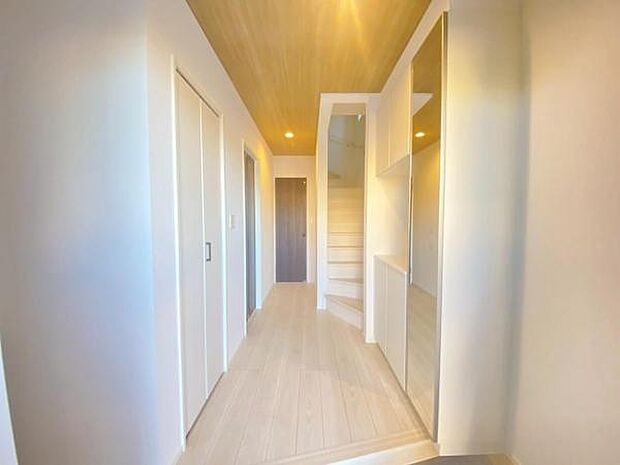 物で溢れがちな玄関も、たっぷり収納可能な玄関収納でスッキリ快適♪