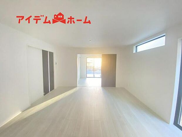 南側から明るい日差しをたっぷり取り込めるリビングです♪