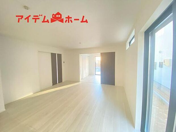 南側から明るい日差しをたっぷり取り込めるリビングです♪