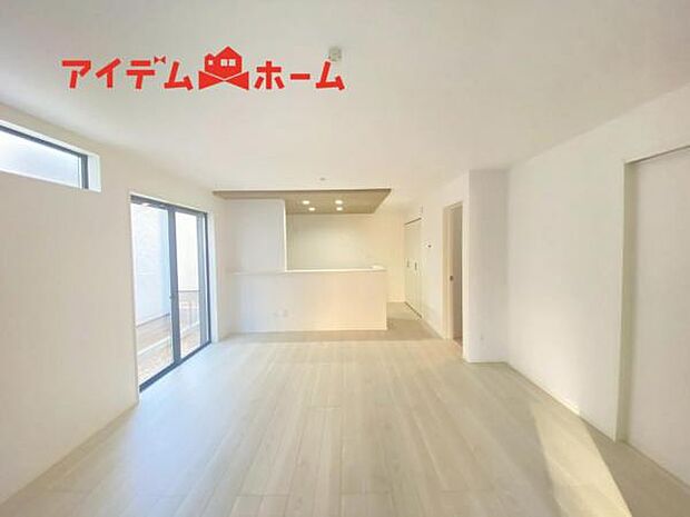 南側から明るい日差しをたっぷり取り込めるリビングです♪