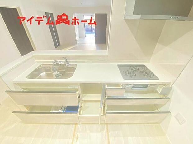 料理をしながら会話が楽しめる対面キッチンリビングで遊ぶお子様の様子も見えるので安心です♪