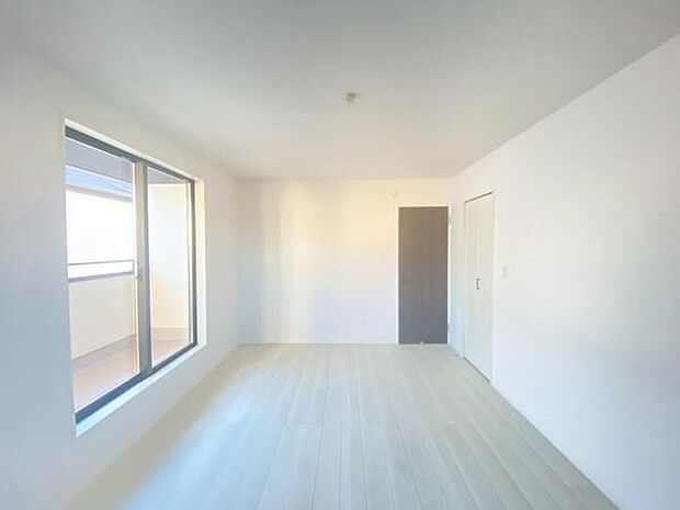 心地良い日差しが差し込む明るい居室