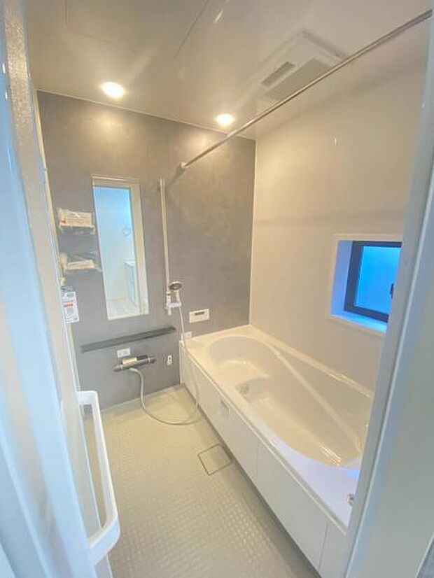 足を伸ばしてゆったりとリラックスできる広々バスタブ♪親子のコミュニケーションもとれます