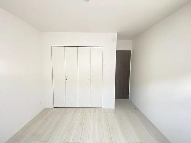 心地良い日差しが差し込む明るい居室