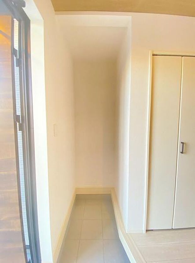 食品の保管に便利なキッチンパントリー完備棚付きでスッキリと片付けられます