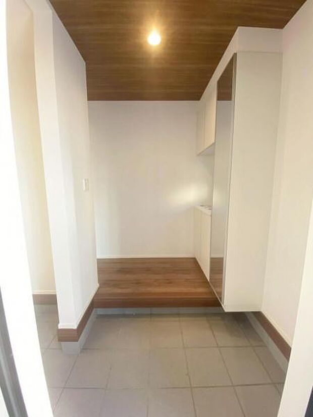 物で溢れがちな玄関も、たっぷり収納可能な玄関収納でスッキリ快適♪