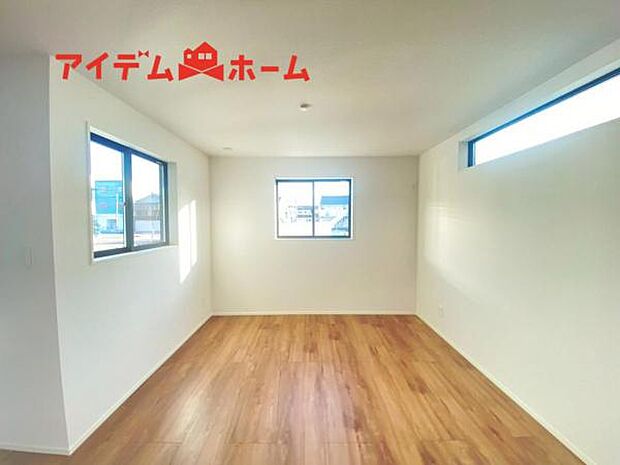 南側から明るい日差しをたっぷり取り込めるリビングです♪