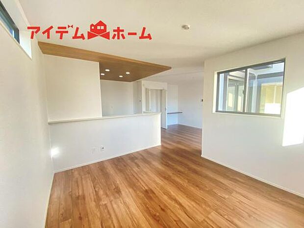 南側から明るい日差しをたっぷり取り込めるリビングです♪