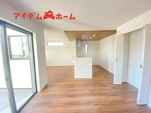 南側から明るい日差しをたっぷり取り込めるリビングです♪　