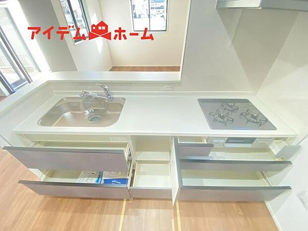 料理をしながら会話が楽しめる対面キッチンリビングで遊ぶお子様の様子も見えるので安心です♪