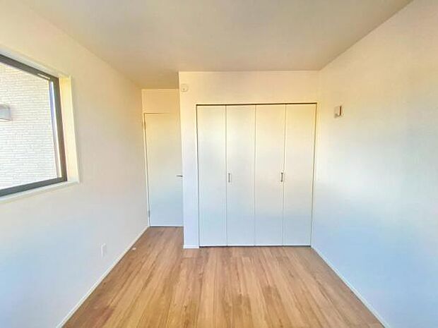 心地良い日差しが差し込む明るい居室