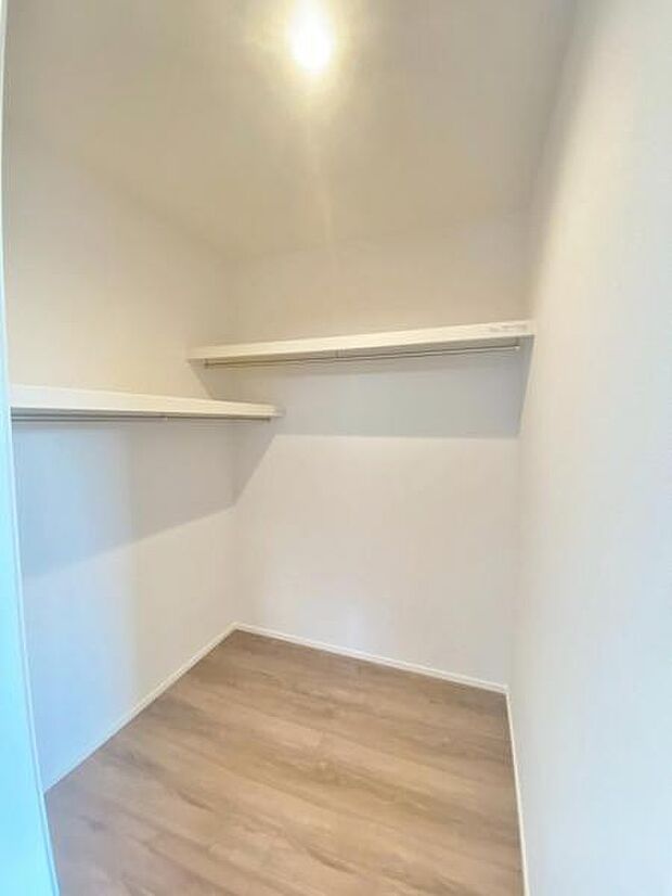 季節物もまるごと収納できる、衣替えいらずの嬉しい大型収納