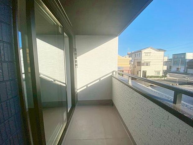 日差しをたっぷり受けれる南面バルコニーで毎日のお洗濯も快適♪