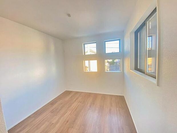 心地良い日差しが差し込む明るい居室