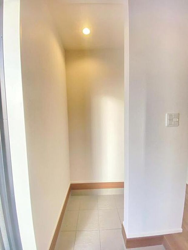 玄関土間収納。靴収納以外に、コート類の収納スペースとしても◎