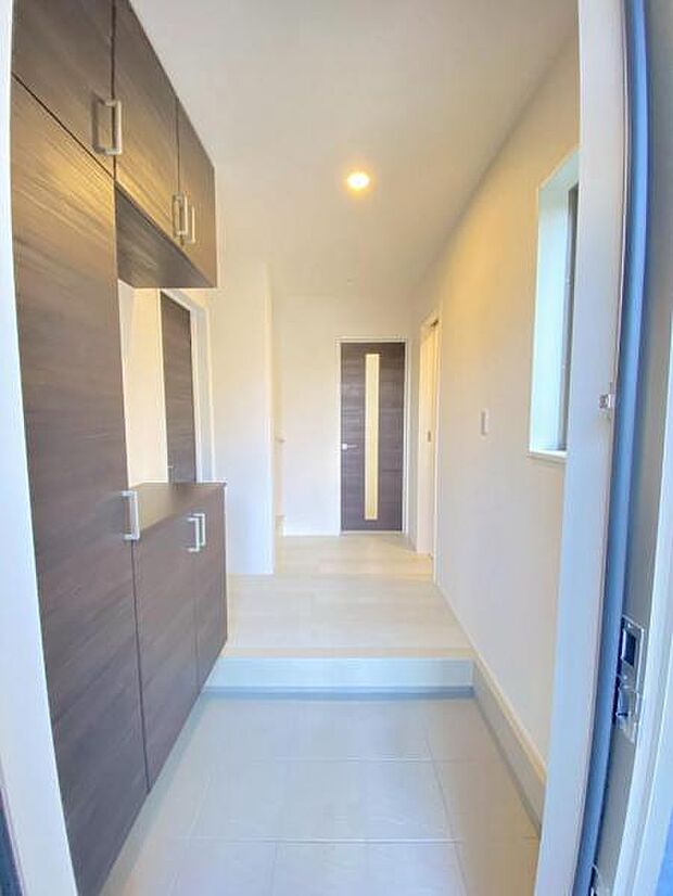 物で溢れがちな玄関も、たっぷり収納可能な玄関収納でスッキリ快適♪