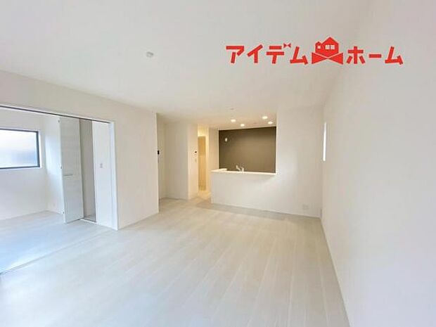 南側から明るい日差しをたっぷり取り込めるリビングです♪