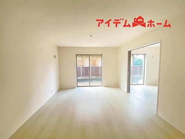 南側から明るい日差しをたっぷり取り込めるリビングです♪