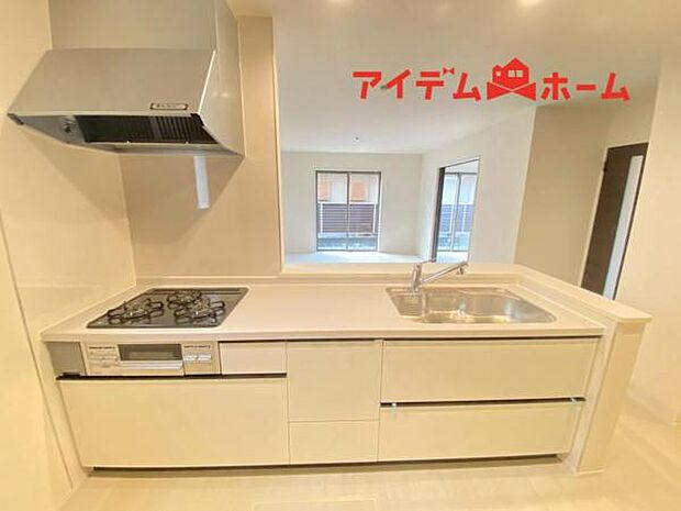 料理をしながら会話が楽しめる対面キッチンリビングで遊ぶお子様の様子も見えるので安心です♪