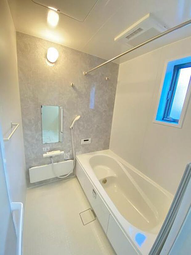 足を伸ばしてゆったりとリラックスできる広々バスタブ♪親子のコミュニケーションもとれます