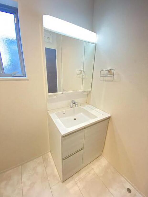 暮らしを快適に変える、シャワー付き洗面化粧台♪