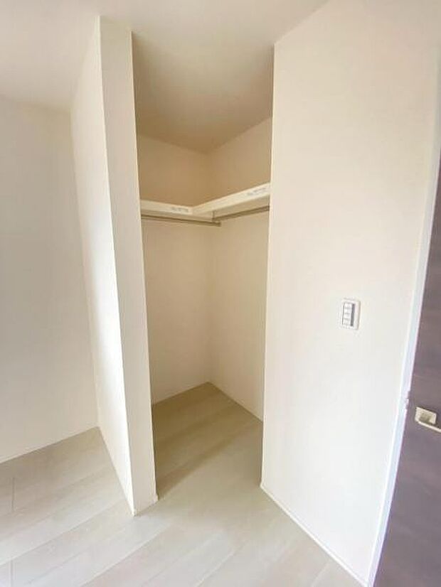 季節物もまるごと収納できる、衣替えいらずの嬉しい大型収納