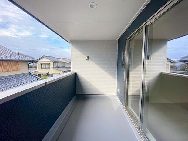 日差しをたっぷり受けれる南面バルコニーで毎日のお洗濯も快適♪