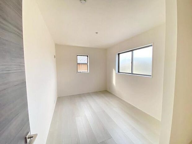 心地良い日差しが差し込む明るい居室