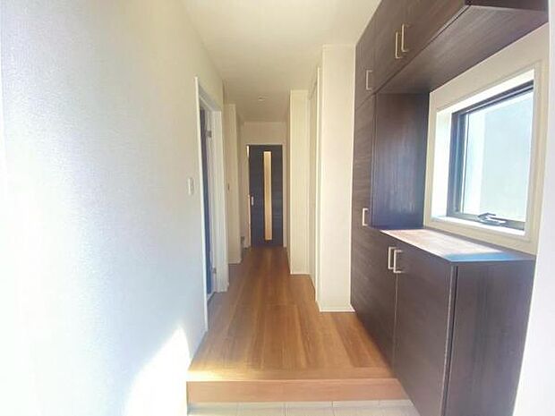 物で溢れがちな玄関も、たっぷり収納可能な玄関収納でスッキリ快適♪