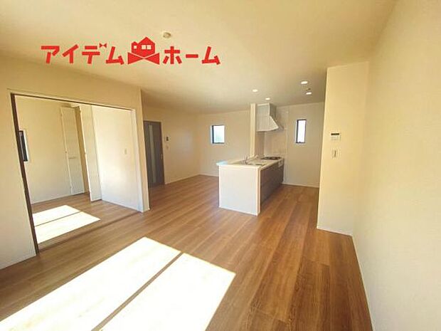 南側から明るい日差しをたっぷり取り込めるリビングです♪