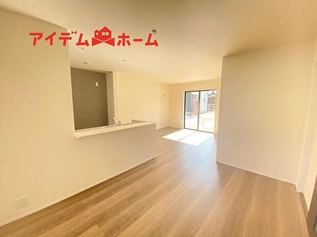 南側から明るい日差しをたっぷり取り込めるリビングです♪