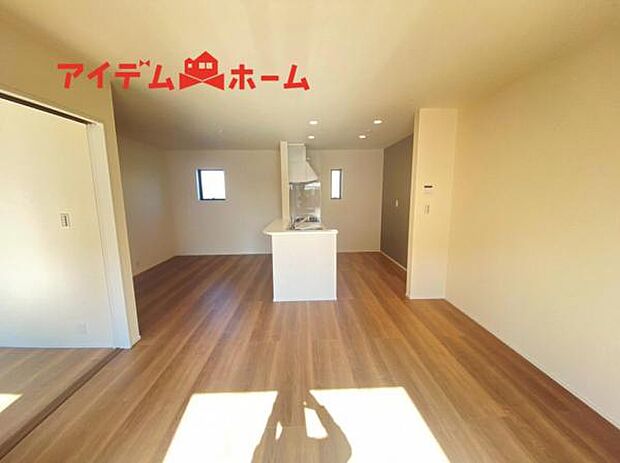 南側から明るい日差しをたっぷり取り込めるリビングです♪