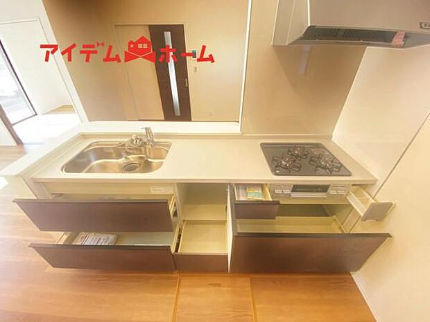 料理をしながら会話が楽しめる対面キッチンリビングで遊ぶお子様の様子も見えるので安心です♪