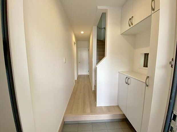 物で溢れがちな玄関も、たっぷり収納可能な玄関収納でスッキリ快適♪