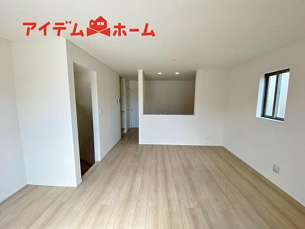 南側から明るい日差しをたっぷり取り込めるリビングです♪