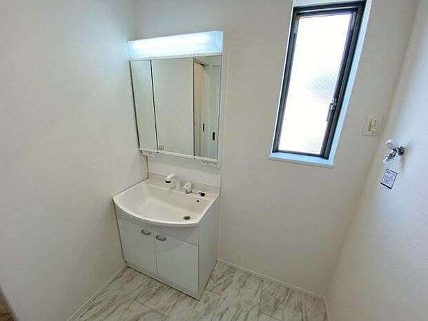 暮らしを快適に変える、シャワー付き洗面化粧台♪