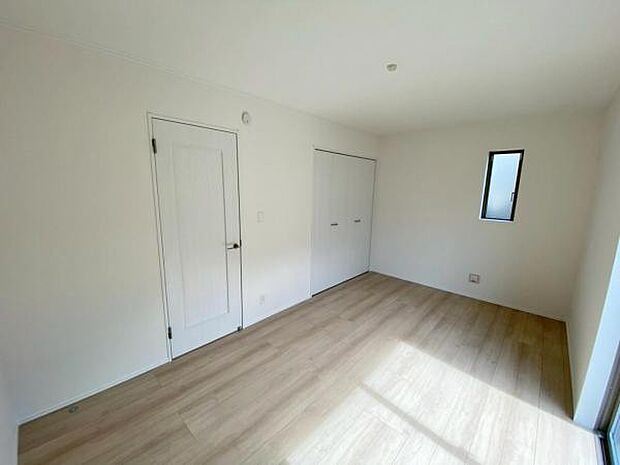 心地良い日差しが差し込む明るい居室