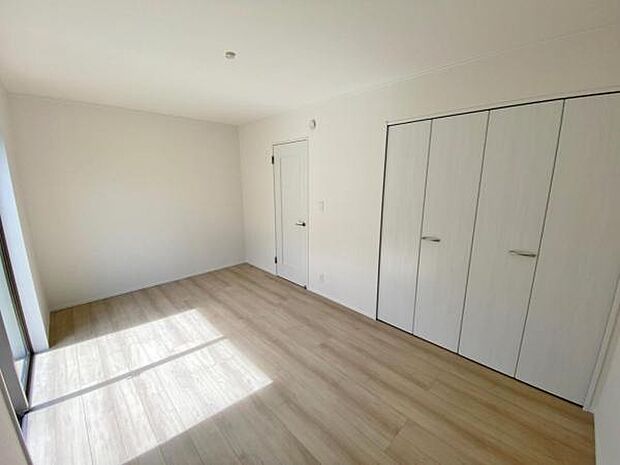 心地良い日差しが差し込む明るい居室