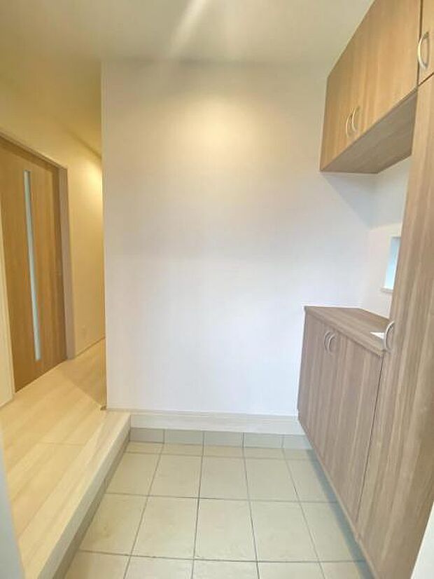 物で溢れがちな玄関も、たっぷり収納可能な玄関収納でスッキリ快適♪