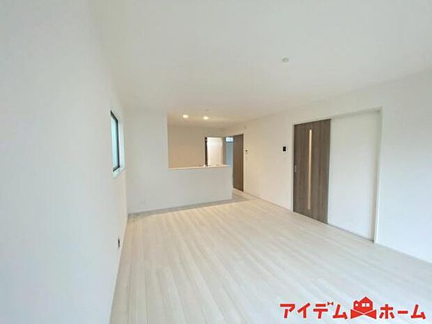 南側から明るい日差しをたっぷり取り込めるリビングです♪