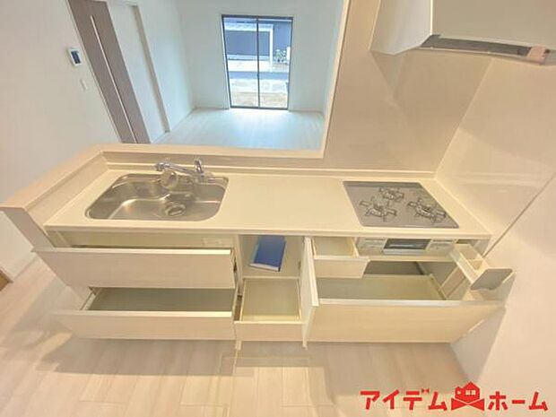 料理をしながら会話が楽しめる対面キッチンリビングで遊ぶお子様の様子も見えるので安心です♪