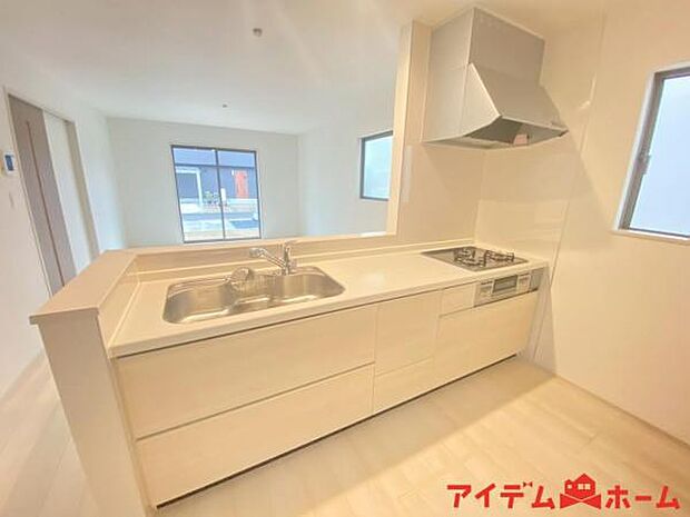 料理をしながら会話が楽しめる対面キッチンリビングで遊ぶお子様の様子も見えるので安心です♪