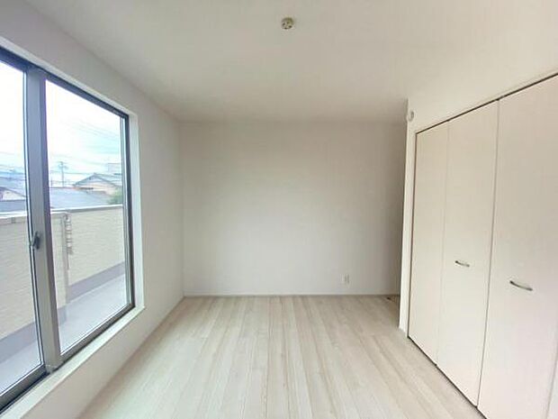 心地良い日差しが差し込む明るい居室