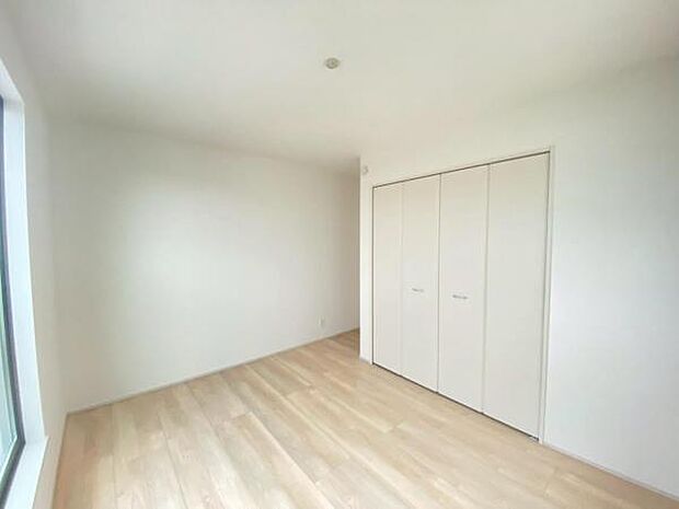 心地良い日差しが差し込む明るい居室