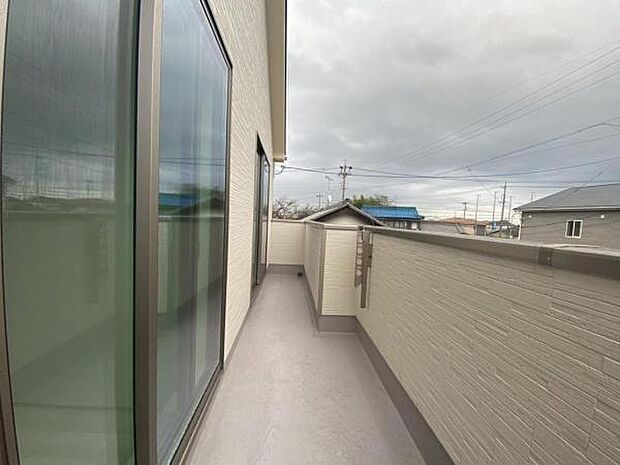 日差しをたっぷり受けれるバルコニーで毎日のお洗濯も快適♪