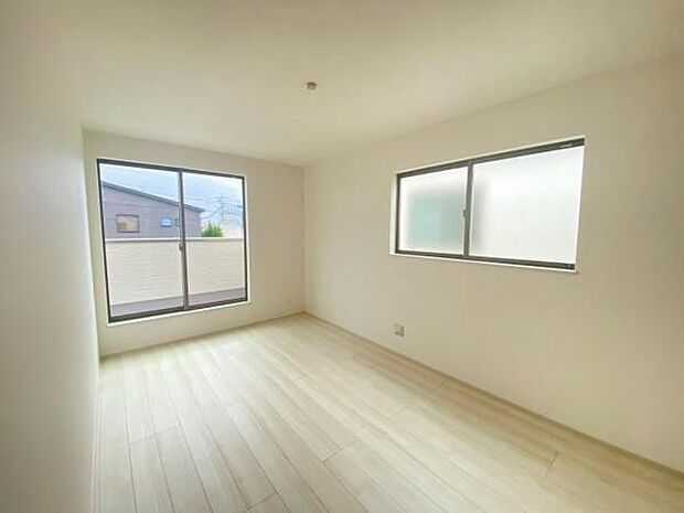 心地良い日差しが差し込む明るい居室