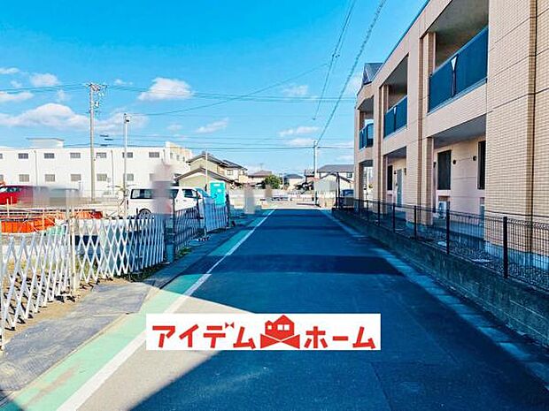 南側道路 現地（2025年11月）撮影 休日、平日問わずお気軽にお問合せくださいませ。